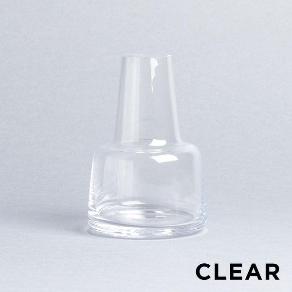 商品の本体に小キズがあります。商品自体は未使用品です。デザイナーのルイーズ・キャンベルが手掛けた「FLORA VASE」。職人が一つ一つ手作りした手吹きガラスの花瓶。手作りならではのガラスの美しいゆらぎや透明感を感じることができます。また、...