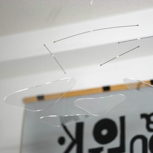 水面を見上げているような water levelは、ついぼんやりと眺めてしまう 水面のような動きをするモビールです。机の上や窓辺の近くに、お気に入りのソファーの上で 水平に浮かんだプレートが穏やかにたゆたいます。2種類のタイプがございます。...