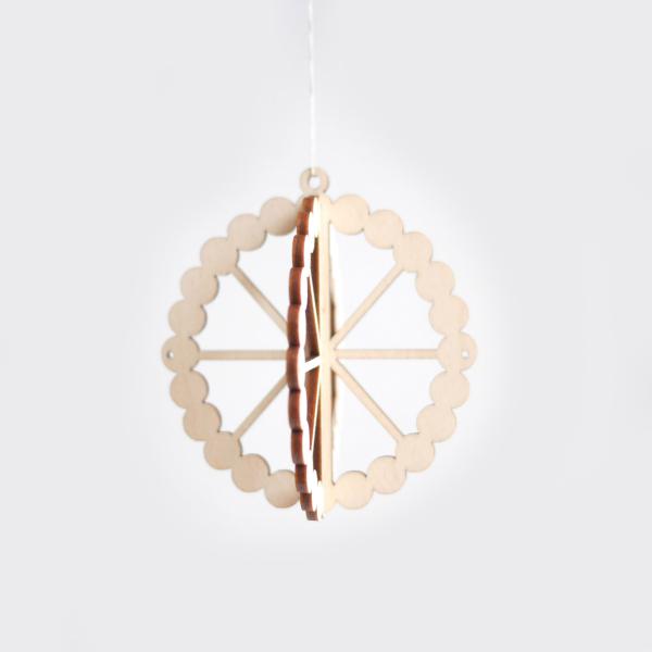 白樺のインテリアオーナメント北欧、バルト三国などに伝わる、わらや白樺で作られる幾何学模様のオーナメント。kitoはリトアニアで作られており、そのリトアニアでは年間を通してオーナメントを飾る文化があります。室内のかすかな空気の流れのある場所や...