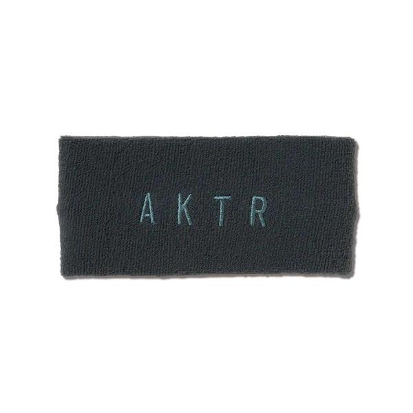 AKTR製品にコーディネートしやすいカラーバリエーションのヘッドバンド。シンプルな刺繍入りで違いをアピール。material：ナイロン80%、ポリエステル14%、ポリウレタン6%