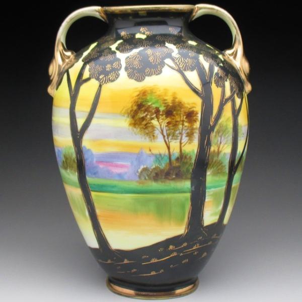 オールドノリタケ 金彩湖畔風景絵 花瓶 です 手前に影のような黒と金彩線書きで表された木々と地面 奥に夕焼け空の静けさ漂う湖畔風景が広がっています No079 オールドノリタケ 花瓶 壺 オールドノリタケ ちるんはうす 花瓶 No079 アンティーク陶磁器