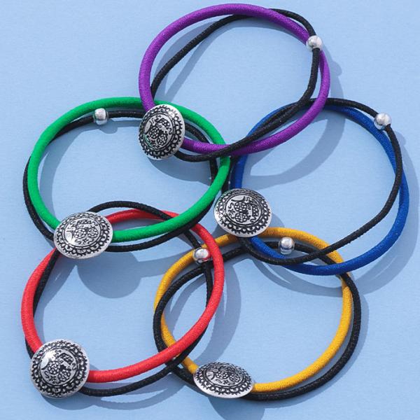 静電気除去効果も！コンチョが可愛いカラフルヘアゴムメキシコの死者の日のカラベラをコンチョモチーフにしたヘアゴム。静電気除去効果がありブレスレットとしてもヘアゴムとしても使える万能アイテムです。2連の重ね付け風になっており、カラー展開が豊富な...