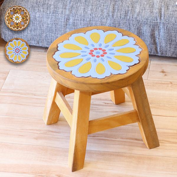 手作りのぬくもりを感じるフラワー柄木製スツール手彫りのぬくもり溢れるほっこりとした雰囲気のアカシア製スツール。ナチュラルなインテリアになじむ、東欧の伝統刺繍のモチーフ柄が登場♪ハンガリーのカロチャ刺繍をモチーフにしたホワイトと、チェコのキヨ...