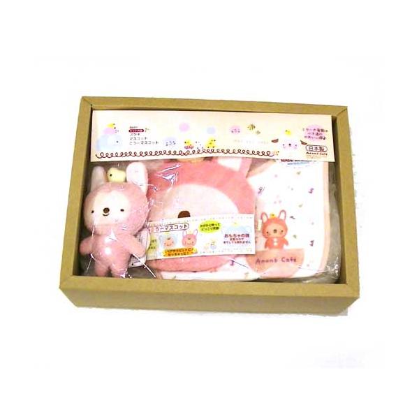 モン・スイユの「アナノカフェ」ブランド。出産祝いにぴったりの日本製ギフトセットです。かわいいマスコットとミラー（カガミは使っていません）、スタイのセット。■商品サイズ（約）マスコット：6.5cmｘ11.5cmミラーマスコット：13.5cmｘ...