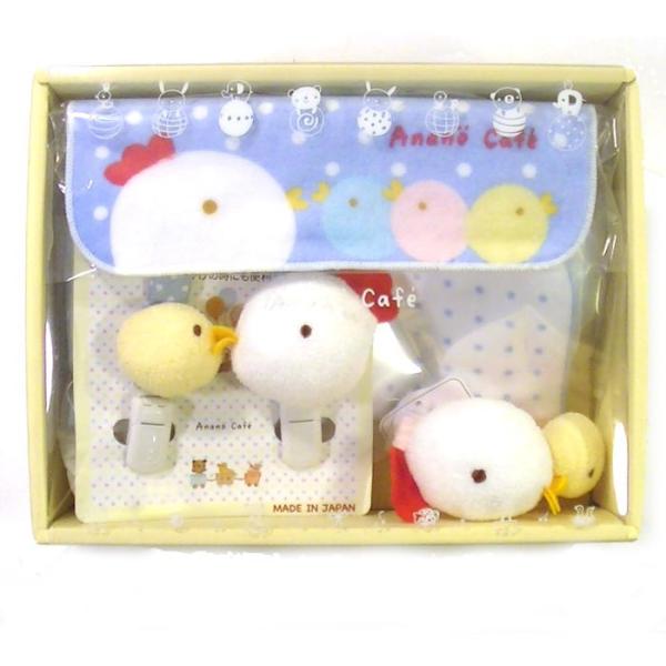 かわいいヒヨコのベビーギフトセットです。出産祝に人気！喜ばれること間違いなし。タオルハンカチ２枚とそれに付けてスタイにできるクリップ、手首に巻いて使うマスコットのギフトセットです。■セット内容タオルハンカチｘ２、タオルクリップ、ラトル■商品...