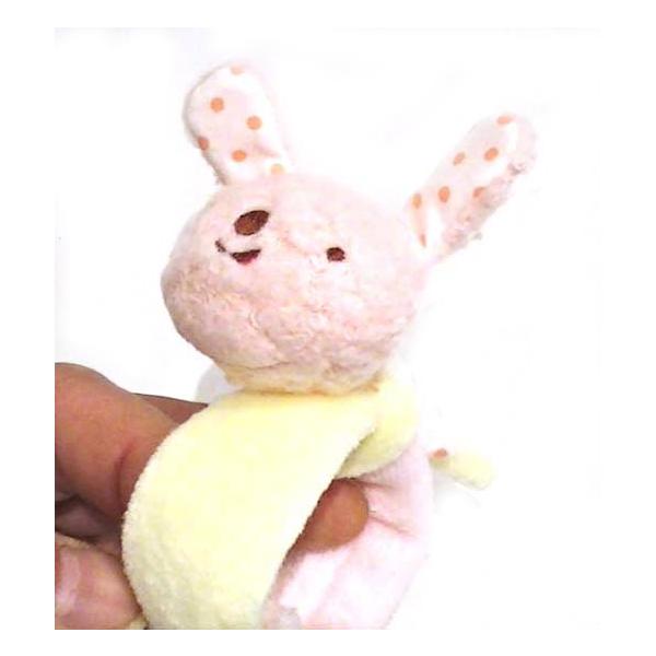 ananoベビーマスコットのラトルです。ベルトにマスコットがくっ付いています。振ると優しい音色がリンリン♪可愛いマスコットを腕につけて、赤ちゃんニッコリ☆■商品サイズ幅5cm、うでに巻いて10cm■商品素材：綿 【出産祝い,赤ちゃん,ベビー...