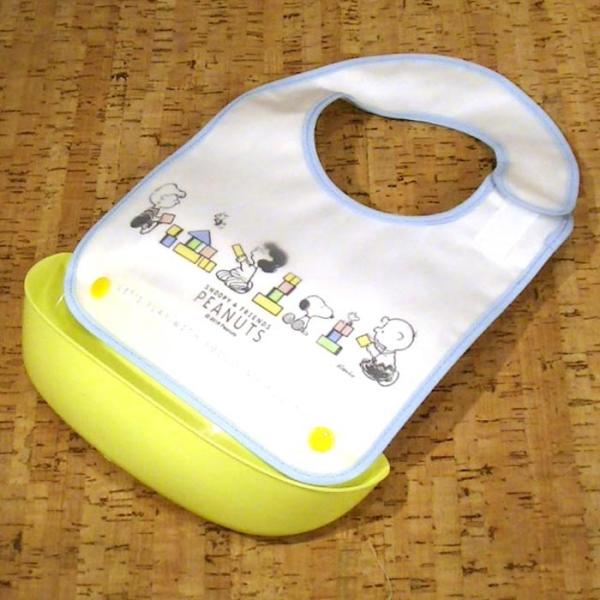 下にポケットの付いた、ビニール製のエプロンです。生地も綿との2重構造になっています。首掛けのマジックテープの長さが6cmもあるので長い期間使えます。大きなプラスチック製のポケットが下に付いているので、食べたものが口に入らず下に落ちても大丈夫...