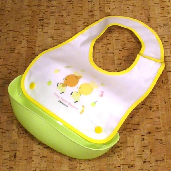 下にポケットの付いた、ビニール製のエプロンです。生地も綿との2重構造になっています。首掛けのマジックテープの長さが6cmもあるので長い期間使えます。大きなプラスチック製のポケットが下に付いているので、食べたものが口に入らず下に落ちても大丈夫...