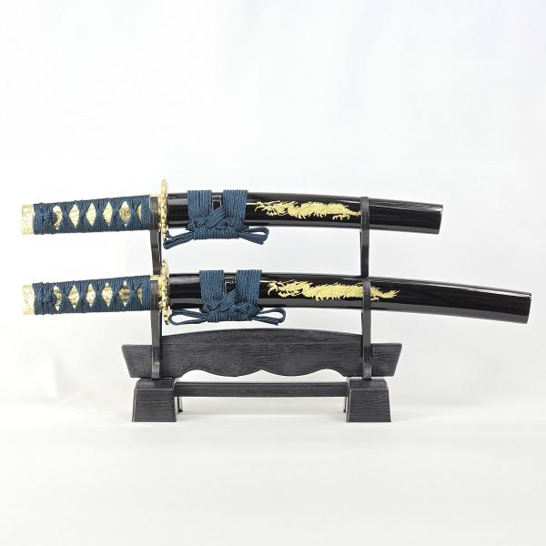 しのびや特製刀剣証明書・クリーニングクロス付き！★大刀・小刀のセットです。★インテリアに、または海外のお土産品に最適なセットです。 ■仕　様刀身：亜鉛合金（クロムメッキ仕上げ・龍彫付）柄：合金製　柄糸：人絹鍔：合金製鞘：ABS樹脂、プラ製掛...