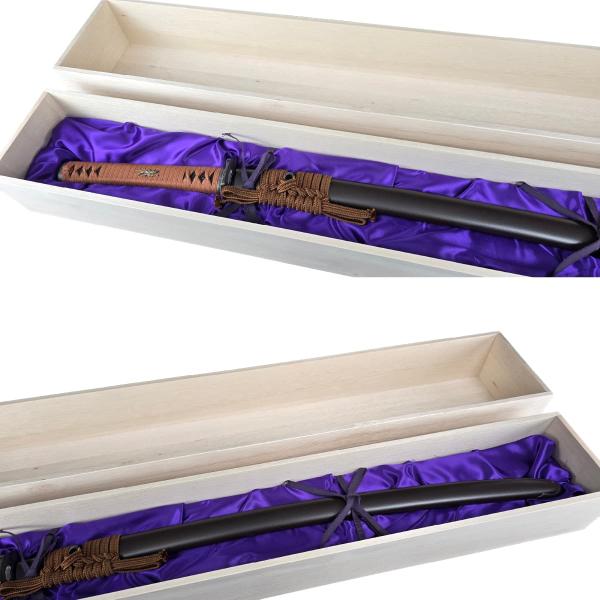 ■商品名：模造刀用 布台紙付き 木箱（大刀用）■材質：ファルカタ材■サイズ：横 約117.3cm  縦 約18.2cm  高さ 約11cm （外装サイズ）大切な模造刀を、格式高く、より特別に。布台紙付きの木箱が刀身をやさしく包み込み、贈り物...