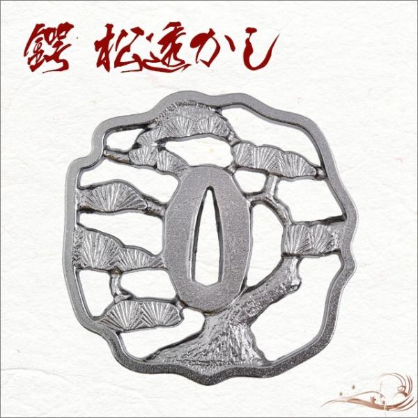 ■商品名：松透かし鍔・桂小五郎■材　質：亜鉛合金■種　類：模造刀-鍔■サイズ：直径74mm■重　量：100g●コレクションにペーパーウエイトにどうぞ！模造刀-桂小五郎拵え仕様鍔です。※ 多少の塗装ムラがあります。研磨剤等で磨くと塗装が剥がれ...