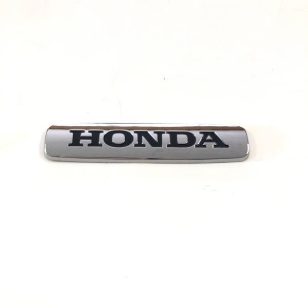 ホンダ純正のサイドカバー等に装着されているＨＯＮＤＡロゴメッキマークです。大きさ：縦１７ｍｍ　横７７ｍｍ材質　：軟質樹脂メッキ表　　：盛り上がり　文字部艶消し黒裏　　：平面　両面テープで貼り付け軟質タイプのエンブレムですので、多少の曲面でし...