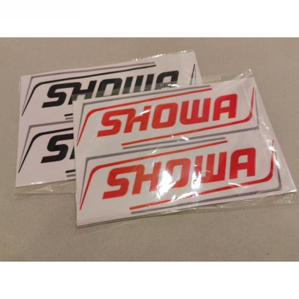 【商品名】ショーワ SHOWA ステッカー カッティングステッカー バイク デカール ブラック レッド【商品仕様】・カラー：ブラック・レッド・サイズ：約21cm×6.5cm・数量：2枚セット（プラスチックヘラ付き）・表面防水ご購入の際、商品...