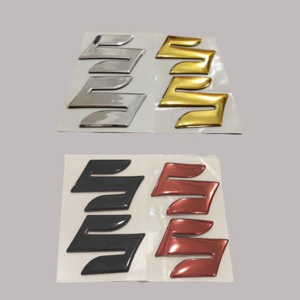 【商品名】スズキ SUZUKI エンブレム S ステッカー 3D 立体ステッカー バイク【商品仕様】・カラー：ゴールド・シルバー・レッド・ブラック・サイズ：約5cm×5cm・数量：2枚セット・軟性樹脂製ご購入の際、商品情報及び商品説明、会社...