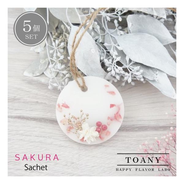 香り：サクラ華やかでやさしい甘みがあり、桜の化粧品や石鹸のような清潔感のある香りです。※サイズ：約直径/60mm 厚み10mm香りは通常、半年から1年ほど続きます。臭いなどが強い場所ですと、香りの持続期間が短くなる場合があります。花材/ブリ...