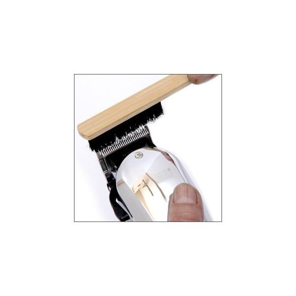 バリカンお手入れの必需品！プロ愛用の人気定番商品です♪当店でも使用しているバリカンブラシです。バリカン付属の小さなブラシでお掃除、お手入れをするのはなかなか大変ですよね。こちらのバリカンブラシは、柄付きで持ちやすく、また、ブラシ部分はコシが...