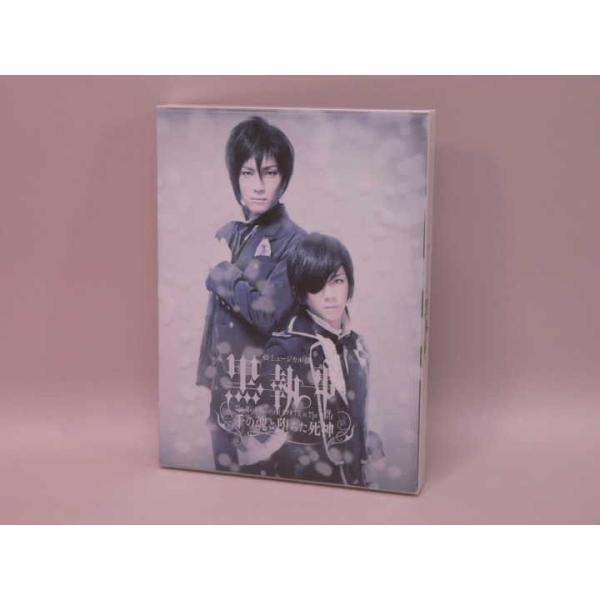 [Release date: October 2, 2013]紳士淑女の皆様、再び生執事の社交期が巡ってまいりました。「ミュージカル黒執事 千の魂と堕ちた死神」＜初回仕様限定＞DVDです。透明スリーブケース、ブックレット付き。デジパックケー...