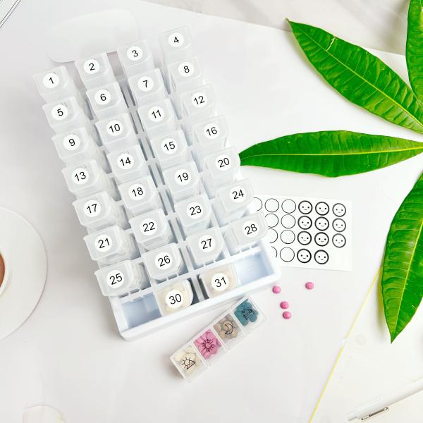 ◎1ヶ月丸ごと整理できるピルケース◎カレンダーのような薬整理箱、ひと月分の薬の管理が可能です◎1日４回（朝、昼、晩、就寝前）服用時間を示すイラスト入りケース、31日分のセットです◎一日分の服用後にケースを上下に返すと、表示がスマイルマークに...