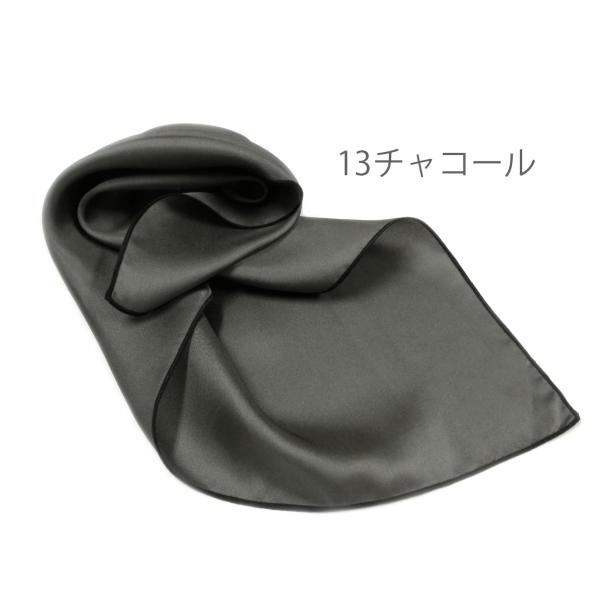 薄手のシルクツイルを贅沢に使い、大判の40cm角にしました。よく薄手の小判チーフで見聞きする欠点は、ポケットに沈み込んでしまう、また多くを出そうとしてポケットから落ちそうで、などがあります。でもこのサイズなら安心です。ポケットを気にすること...