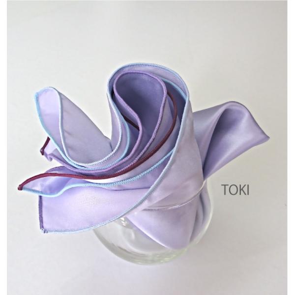 少し厚手で大きめなシルクサテンチーフの縁4辺をそれぞれ違う糸色で縫製加工してみました。 4色の縁を全て出せばとてもカラフルな胸元を演出してくれます。 スーツの色やシチュエーションに合わせて楽しんでみてはいかがでしょう。正統派ながらアイデアが...