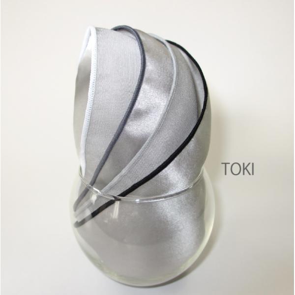 少し厚手で大きめなシルクサテンチーフの縁4辺をそれぞれ違う糸色で縫製加工してみました。 4色の縁を全て出せばとてもカラフルな胸元を演出してくれます。 スーツの色やシチュエーションに合わせて楽しんでみてはいかがでしょう。正統派ながらアイデアが...