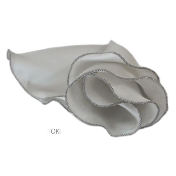 横浜スカーフに使われている上質なシルクツイル生地を京都で無地染めし、その地色に合った同系色の糸とシルバーやゴールドのラメ糸を併用してフチを派手すぎずキラキラと演出させた今までに無い華やかで品のある円形チーフに仕上がりました。単純なシングルの...