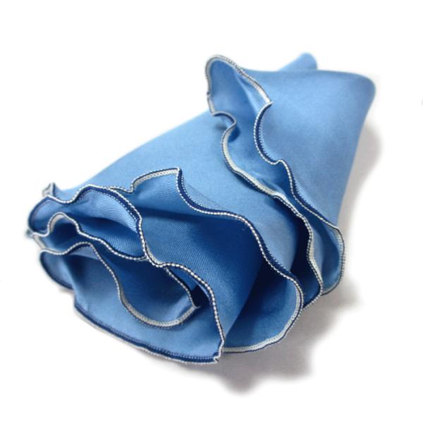 フチ糸を２色使った当店オリジナルの縫製技術が繊細でおしゃれです。単純なシングルのラウンドチーフと比べればその差は歴然。フチを出さずに使えば普通のチーフとしても使用できます。ＴＯＫＩチーフ最多の１８色展開になります。サイズ：直径約28cm  ...