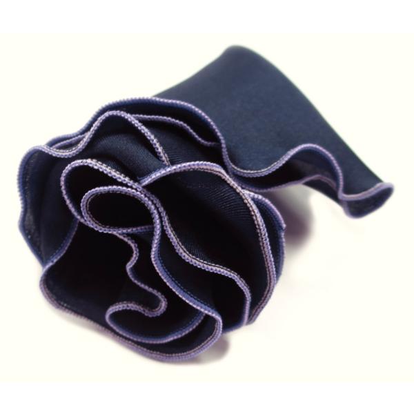 フチ糸を２色使った当店オリジナルの縫製技術が繊細でおしゃれです。単純なシングルのラウンドチーフと比べればその差は歴然。フチを出さずに使えば普通のチーフとしても使用できます。ＴＯＫＩチーフ最多の１８色展開になります。サイズ：直径約28cm  ...