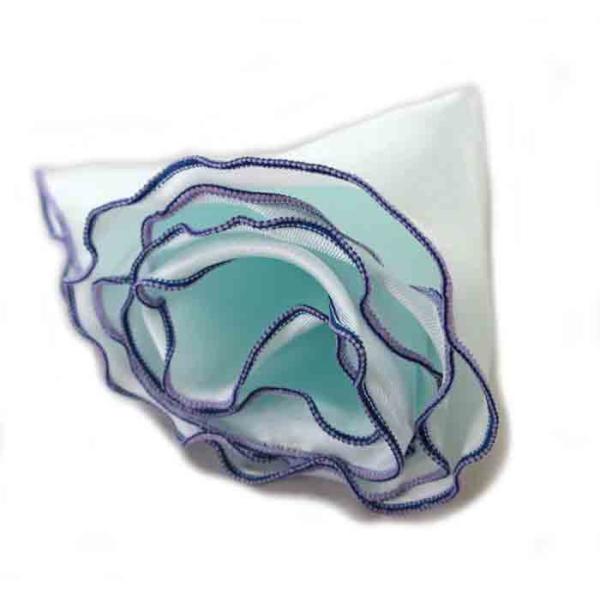 フチ糸を２色使った当店オリジナルの縫製技術が繊細でおしゃれです。単純なシングルのラウンドチーフと比べればその差は歴然。フチを出さずに使えば普通のチーフとしても使用できます。ＴＯＫＩチーフ最多の１８色展開になります。サイズ：直径約28cm  ...