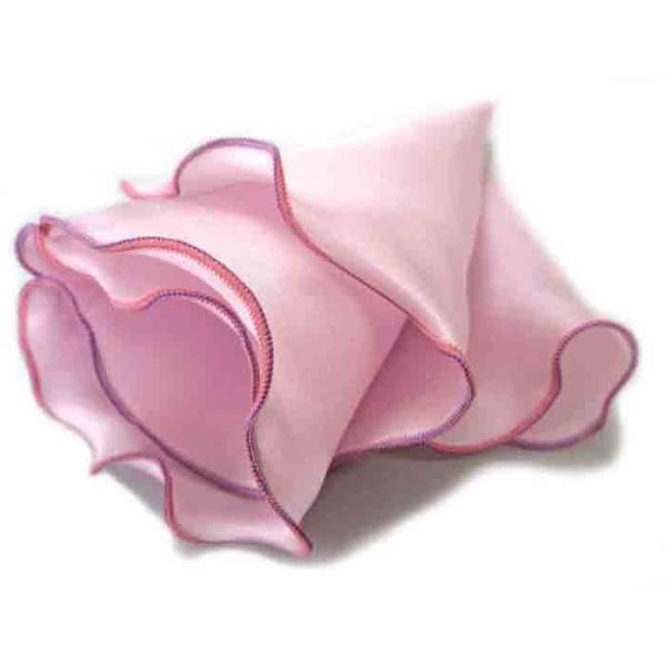 フチ糸を２色使った当店オリジナルの縫製技術が繊細でおしゃれです。単純なシングルのラウンドチーフと比べればその差は歴然。フチを出さずに使えば普通のチーフとしても使用できます。ＴＯＫＩチーフ最多の１８色展開になります。サイズ：直径約28cm  ...