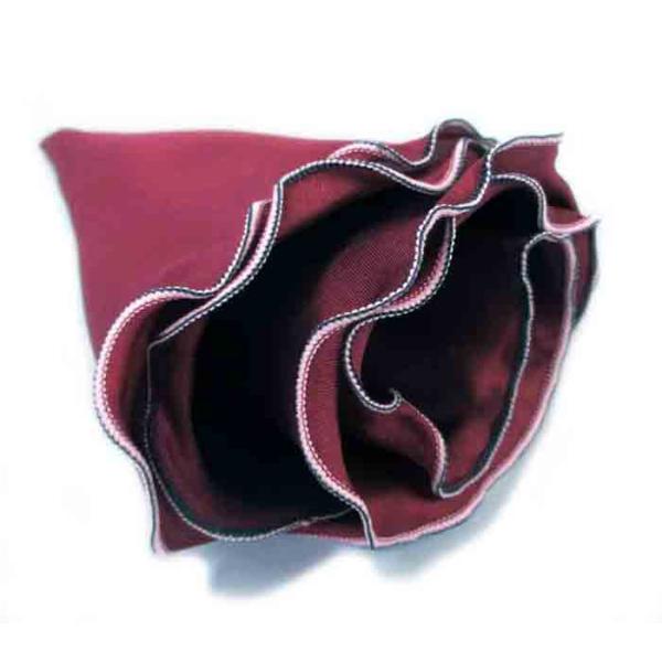 フチ糸を２色使った当店オリジナルの縫製技術が繊細でおしゃれです。単純なシングルのラウンドチーフと比べればその差は歴然。フチを出さずに使えば普通のチーフとしても使用できます。ＴＯＫＩチーフ最多の１８色展開になります。サイズ：直径約28cm  ...