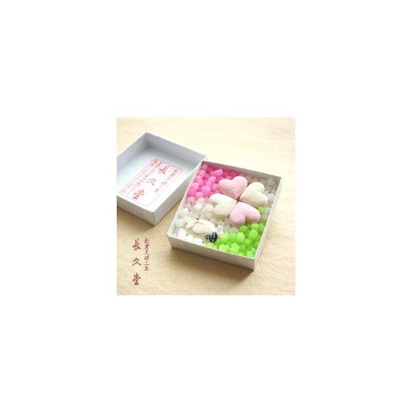 京菓匠 長久堂の「感謝を込めて」。紅白のハート、縁起の良い鶴の和三盆を飾り、3色の金平糖を敷き詰めた小箱入りの詰め合わせです。京菓匠ならではの上品な甘みと優しい彩り。ご婚礼の内祝い、感謝の気持ちを届けるプレゼントやプチギフトにオススメです。...