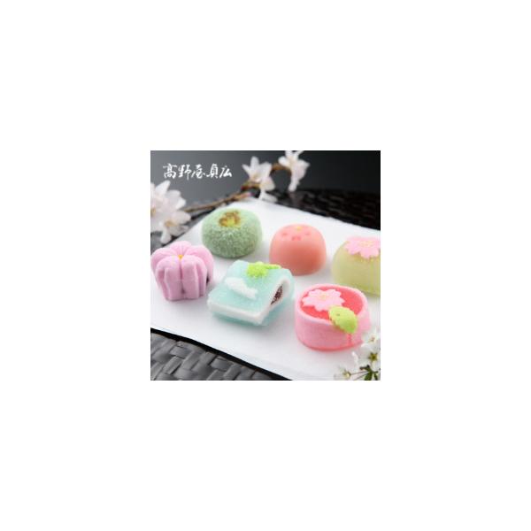 高野屋貞広の銘菓「花の宵」。情緒あふれる京都の四季の情景を、ひと口サイズの小さな御菓子に映し込み、ピンク色を基調としたかわいらしい箱に詰合せました。お祝いに、贈り物に、いろいろなシーンでお使いいただける詰合せです。42個・箱入りです。※写真...