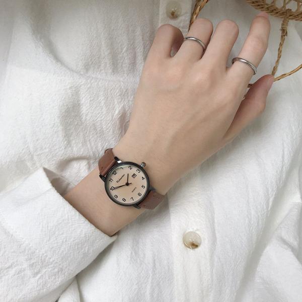 【送料】：送料無料！*沖縄：送料1,500円【商品内容】：腕時計【材質】：ケース:合金　ベルト:合皮【サイズ】：ケース直径：約 30ｍｍ 厚さ：約8mm【生産国】：中国【注意事項】●お品物の色合いは、写真撮影 パソコン画面表示等の環境の違い...