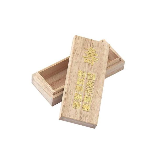 桐製で虫が寄りにくく、湿気を吸うため長く大切に保管いただけます。