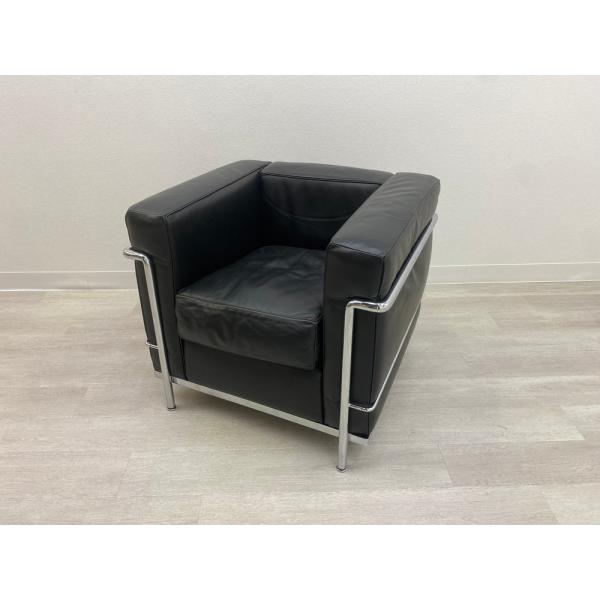 ■管理番号：3300000070682■メーカー：Cassina■座面の高さ：SH475mm■カラー：ブラック /ブラック■シリーズ：LCシリーズ近代建築の三大巨匠と言われるフランスの建築家・デザイナーのル・コルビュジエ。コルビュジェと従兄...