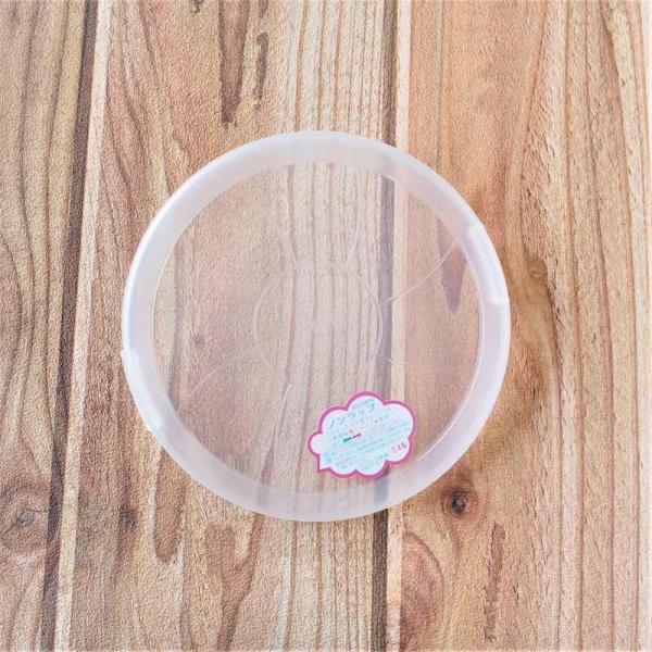 お皿に乗ったおかずを簡単に保存できるパック蓋となっております。作り置きのおかずを冷蔵器から出してそのまま電子レンジで温めができます。 電子レンジ・食洗機・乾燥機OK。安心安全の日本製。お気軽にご利用ください。■サイズ：約13.5cm■本体重...