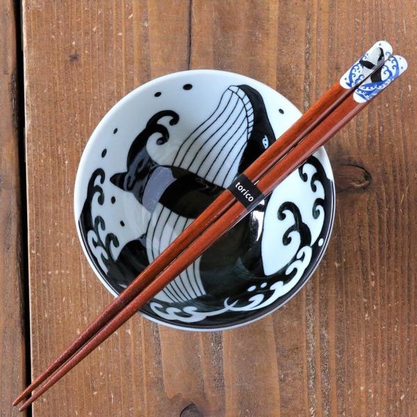 白波くじらのお箸です。毎日使う箸だから、笑顔で言いたい”いただきます”。福井県若狭のお箸メーカー、田中箸店のお箸です。 くじら好きの方へのギフトとしても喜ばれる、素敵な一品です。毎日の食卓に彩りを加えてくれる食器選びで、盛り付けるだけで、あ...