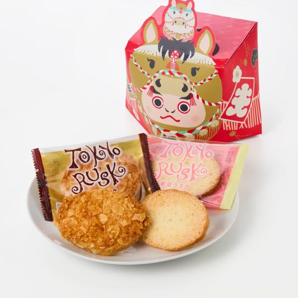 [Release date: December 10, 2025]お正月には、縁起のいいだるまがおすすめです。東京ラスクの定番シュガーバターと人気No.1のキャラメルアマンドの詰合せをご用意いたしました。干支の「午」をモチーフにしたかわいら...