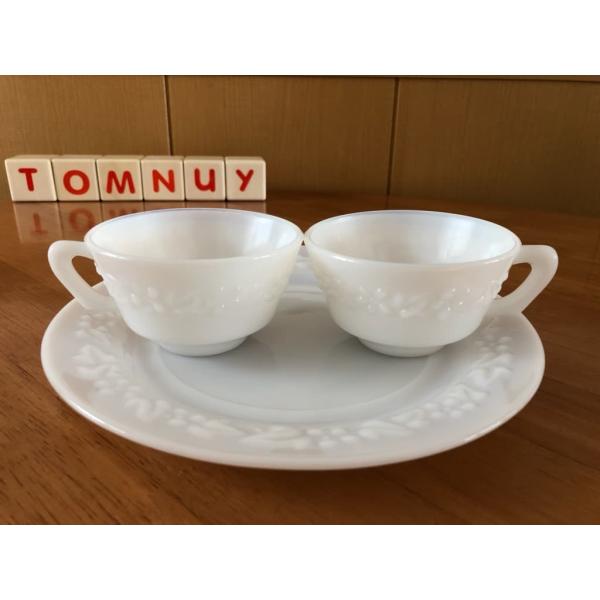 ヘーゼルアトラス　 フローラルエンボス プレート2枚 カップ 2個セット ヘーゼルアトラス フローラルエンボス プレート2枚 カップ 2個セット