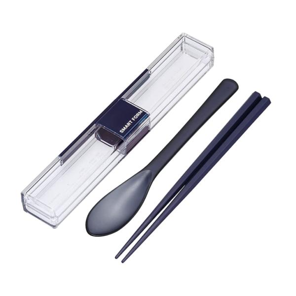 スプーン・箸が入るケースが付いたコンビセット。衝撃に強く落としても割れにくいケースです。透明で中身が見えて入れ忘れがありません。食洗機の使用ができます。箸に防汚・抗菌の加工がしてあります。■製品スペック＜サイズ＞カトラリーケース：約20.5...