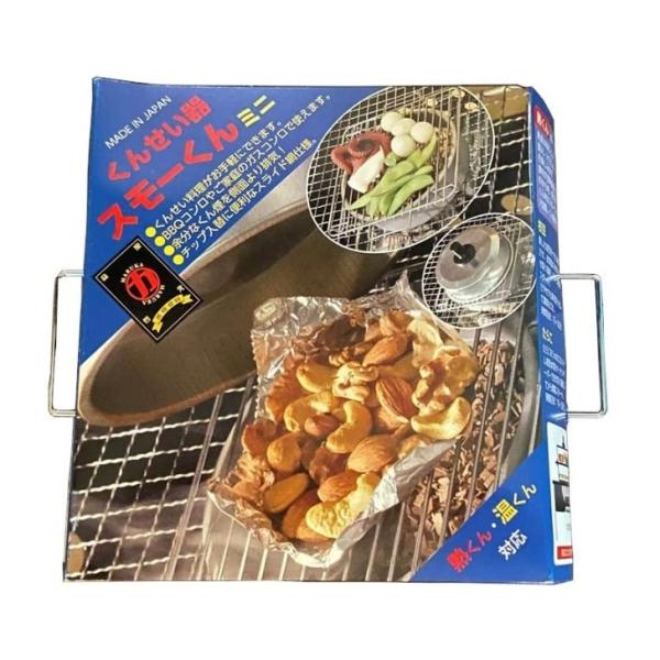 ■特徴バーベキューコンロや家庭のガスコンロで手軽に燻製料理が作れます。本体内径:13.5cm、アミ直径:16cmで初心者でも扱いやすいミニサイズです。チップの入れ替えに便利なスライド仕様。左右に持ち手が付いているので、手間なく簡単にスライド...
