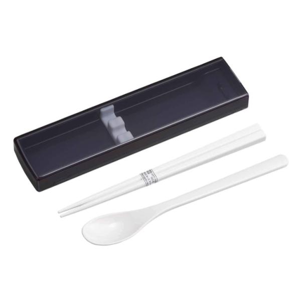 開閉しやすいスライド式のケース付きの箸とスプーンセットです。シリコーンパーツ付いているので、持ち運ぶ時にカチャカチャ音がなりません。本体、箸、スプーンに銀イオンの抗菌加工がしてあります。18cmの箸とスプーンが付いています。食器洗浄機・乾燥...