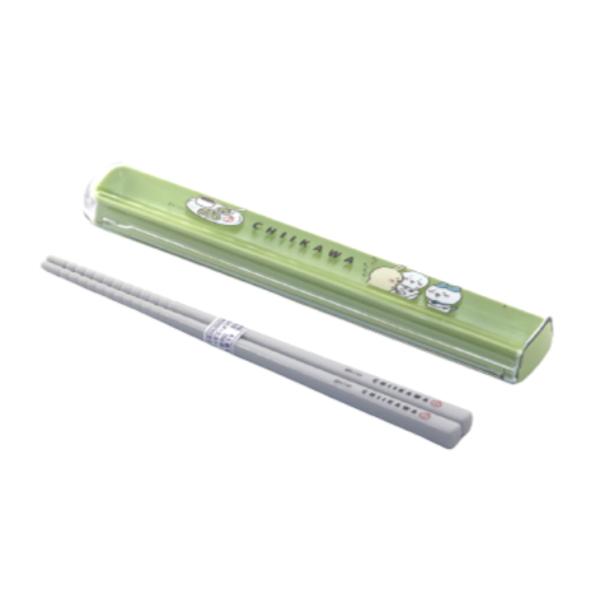 ちいかわのかわいい箸と箸箱セットです。開閉しやすいスライド式のケースです。箸の先端に滑り止め加工がしてあります。表面に銀イオンの抗菌加工がしてあります。箸のサイズは16.5cmです。食器洗浄機・乾燥機の使用ができます。■製品スペックケースの...