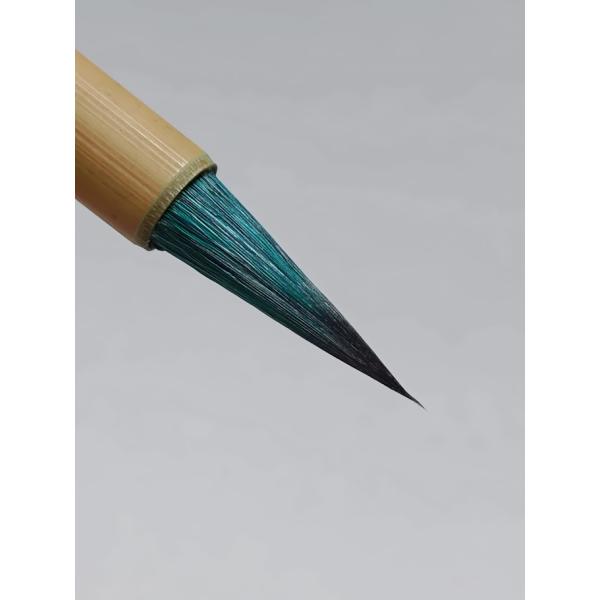 [Release date: January 8, 2025]穂首サイズ：約5ｘ20ｍｍ軸の長さ：約16ｃｍ材質：純動物毛（兎毫、羊毫、猫尾）　　　緑染めあり希少筆です、腰があって、使いやすいと思います。