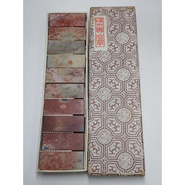 [Release date: December 10, 2024]彫面サイズ約：2.3ｃｍｘ2.3ｃｍ本体高さ約：6ｃｍ(天然石のため、石紋など多少変わる場合があります、同等品ランダム発送となります。）中国産福州寿山石