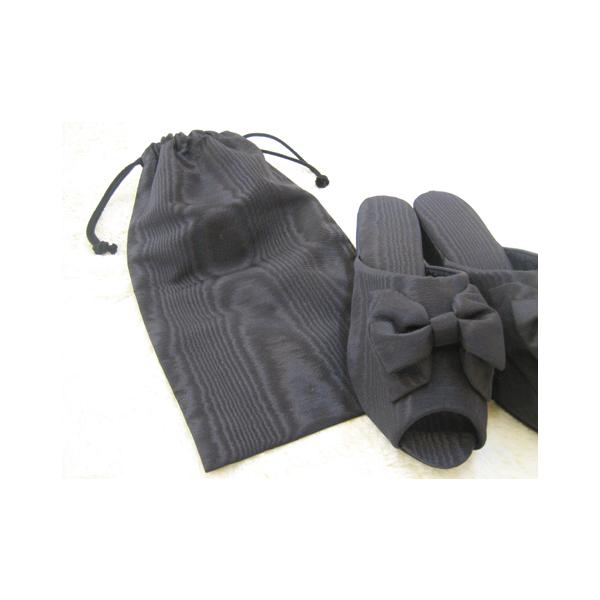 お受験や学校訪問、お呼ばれなどに大人気の高級スリッパですから、せっかくなら共布のバッグで持ち運びしたいですよね！モアレの綺麗な光沢感そのままに、薄手でしっかりとしたスリッパ袋に仕上がりました。とっても高級感のある巾着袋なので、「モアレリボン...