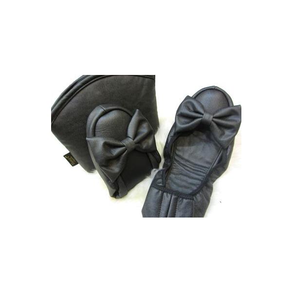 甲をすらりと見せてくれる浅履きの「バレエタイプ」携帯スリッパに、ソフトレザー生地を使用した新製品が仲間入りしました。「VERY」2013年4月号に「ブラックポケッタブルシューズ」として紹介されたのが、こちらのアイテム！浅履きで甲の露出が多く...