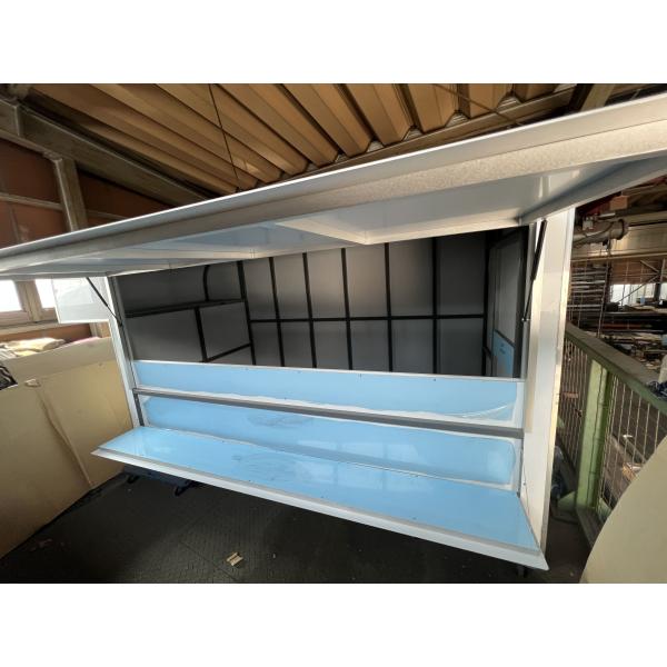 1.5トントラック用のキッチンボックスです。本体後方にドアがあり、片面が開閉式になっています。骨組み、外装パネルが貼った状態で、お好みでご自由にご自身で内装をカスタマイズ頂けます。コンパネで床も貼ってある状態なので、キッチンカーや、アウトド...