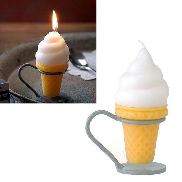 みんな大好き定番のソフトクリーム型のキャンドルです。ふんわり香るバニラの香り付き。ギフトにもおすすめ。本体寸法：φ55×H88mm（スタンド含む）備考：バニラの香り付き